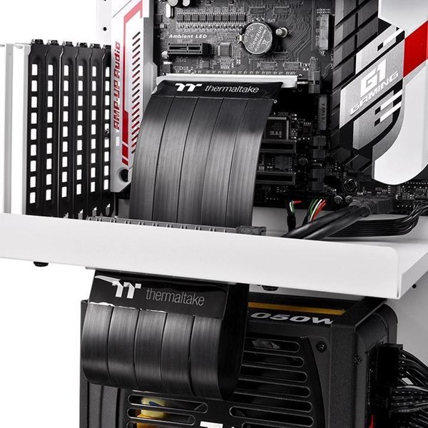 resimler/genel/Thermaltake AC-045-CN1OTN-C1 PCI-e 3.0 X16 300mm Riser Kablo